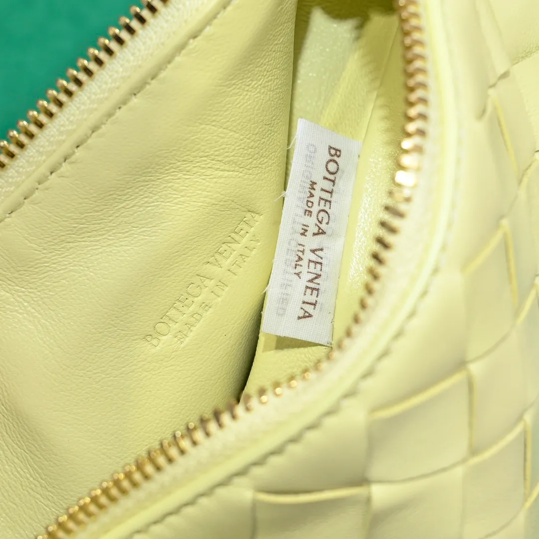 Batch 1280 It is predicted that BV Bottega's lunch bag will be popular again this year🔥. It is very soft and lightweight. It also uses the intrecciato weaving process that the two founders spent several months developing from the beginning of the brand. It is completely hand-woven by Italian craftsmen and perfectly reflects the craftsmanship of Bottega. The entire bag shape is also a very practical and popular lunch box bag shape. The slightly curved arc of the bag mouth can also better fit our wrists. Style number: 7748-1 Size: 17*13.5*5cm